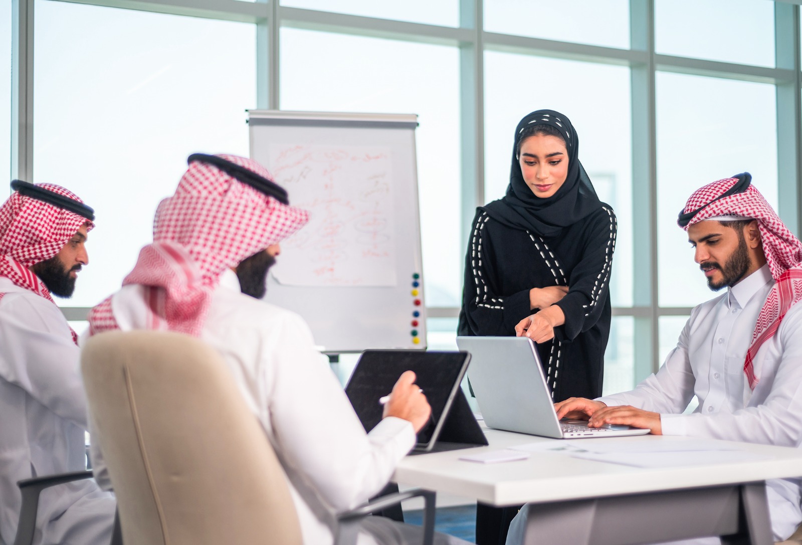 صورة توضيحية لفريق سعودي يناقش احتياجًا تدريبيًا